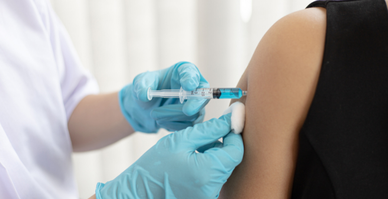 Estudo indica que vacinação contra HPV entre os 12 e 13 anos reduz taxas de cancro cervical